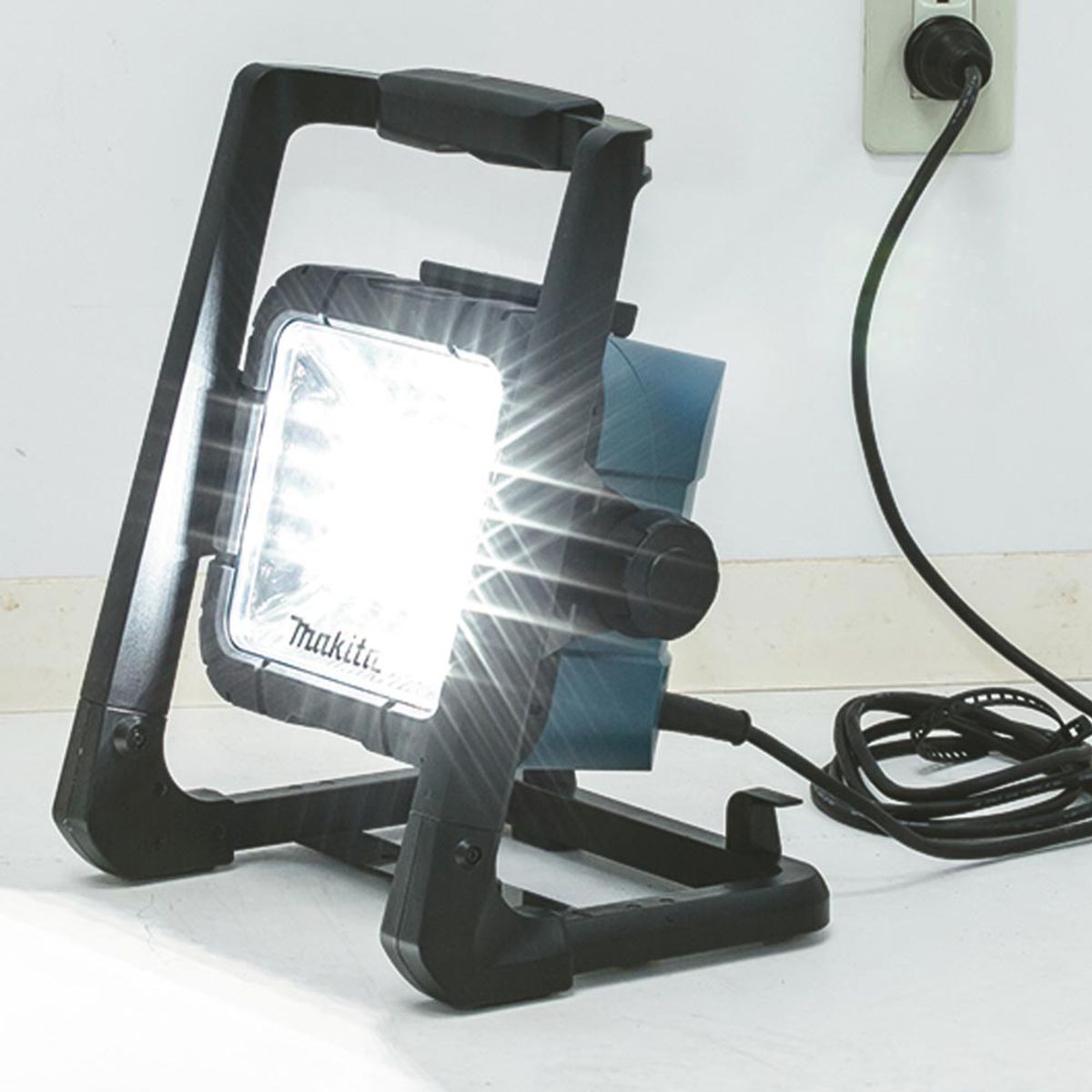 Makita Lykt 750lm LED 18V LXT ® / 220V DML805