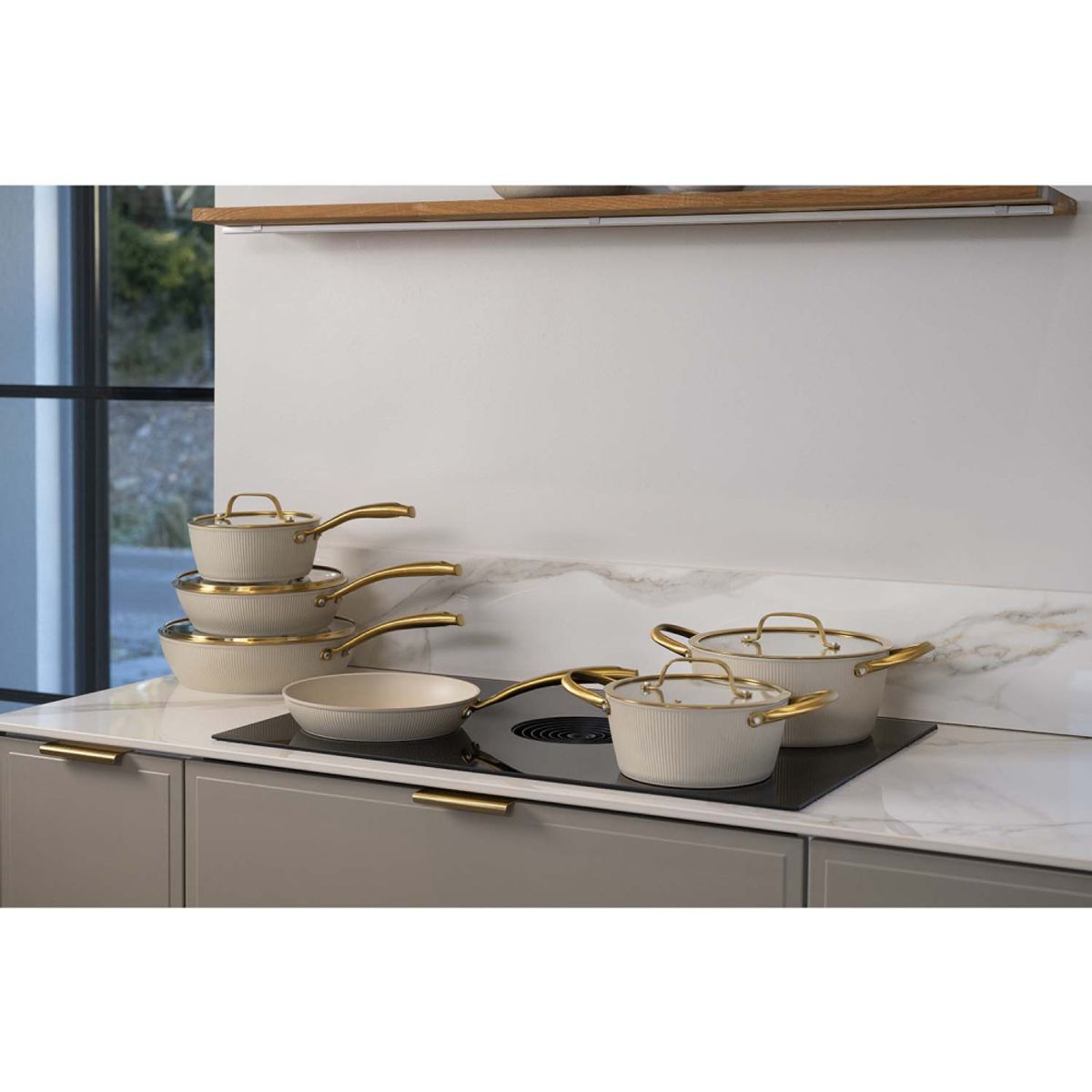 Stekepanne 24 cm – Beige keramisk PFAS-fri panne med gullfarget håndtak