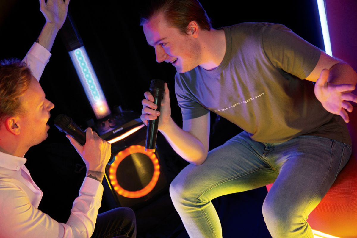 Bluetooth PA Med Subwoofer Og Avtakbar Diskantsøyle,  Led- Lys og To Trådløse Mikrofoner - Partyhøyttaler