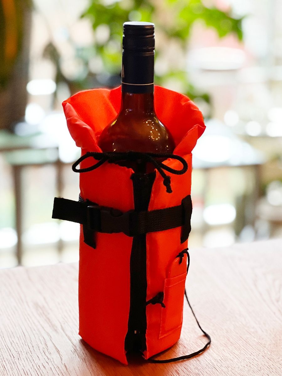 Redningsvest til vinflasken - Kjøl ned vinen i vannet